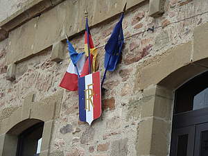 Fahnen am Rathaus von Aubazine